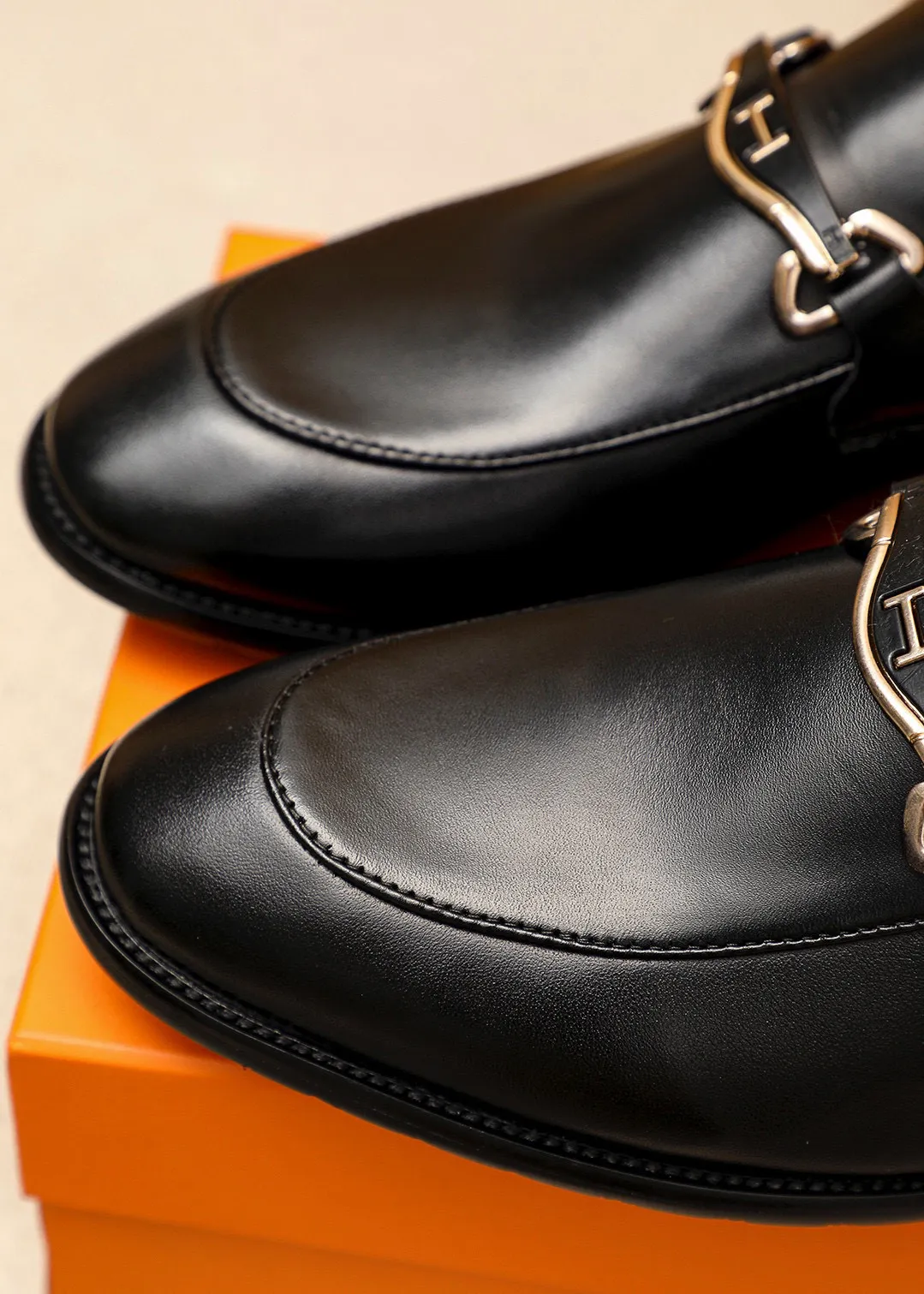 Men's shoes 💰442 💐 Product trademark: HERMES "Hermès" casual leather shoes Regular size: 38-44 (45🉑️customized) Product materials: Selected imported first-layer calfskin upper + luxury hardware buckle, imported water-dyed 🐂 cowhide lining. Strong three-dimensional visual effect, combined outsole Color: 1⃣️color optional